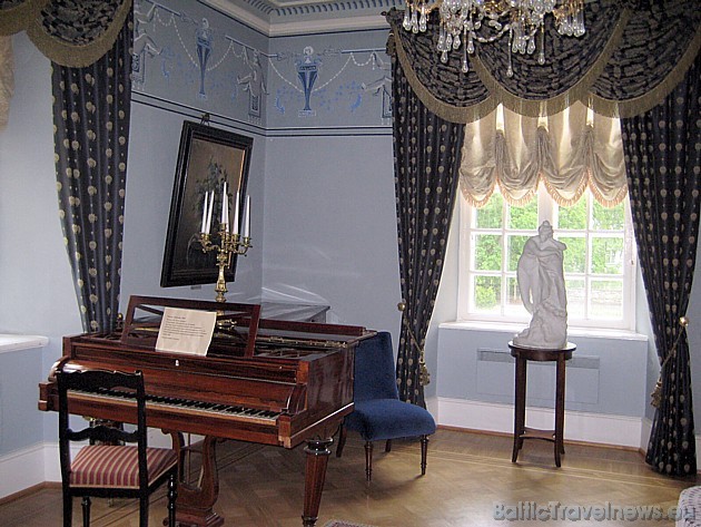 The blue parlour was at baroness’s disposal. During the renovation (1975-1985) of the manor house, the wall decoration was also restored, however, the largest part of the manor’s furniture are brought from other manors of Estonia