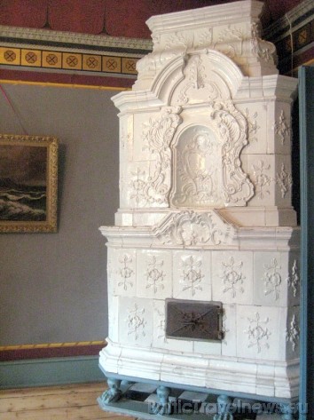 The old tile stoves of the 18th century are also remained intact