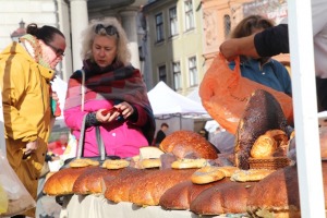 Miķeldienas tirgus Rīgas Doma laukumā priecē galvaspilsētas viesus ar rudens gardumiem 32