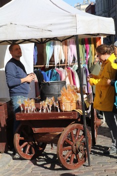 Rīgas Doma laukumā rīdzinieki un viesi iepazīst Miķeldienas tirgus latviešu amatnieku darinājumus 27