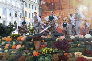 Rīgas Doma laukumā rīdzinieki un viesi iepazīst Miķeldienas tirgus latviešu amatnieku darinājumus 3