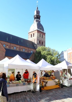 Rīgas Doma laukumā rīdzinieki un viesi iepazīst Miķeldienas tirgus latviešu amatnieku darinājumus 30