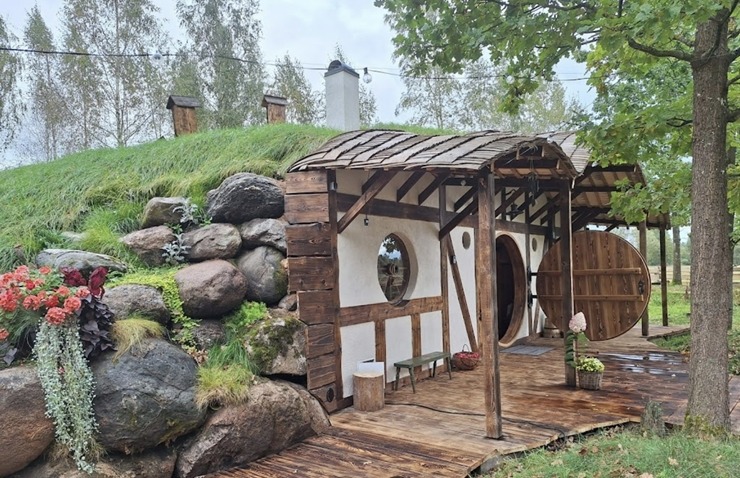 Visiem par brīnumu jauna naktsmītne «Hobbit house» ir atvērta Ogres novadā. Foto: Hobbit house 360631