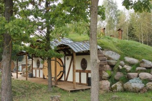 Visiem par brīnumu jauna naktsmītne «Hobbit house» ir atvērta Ogres novadā. Foto: Hobbit house 2