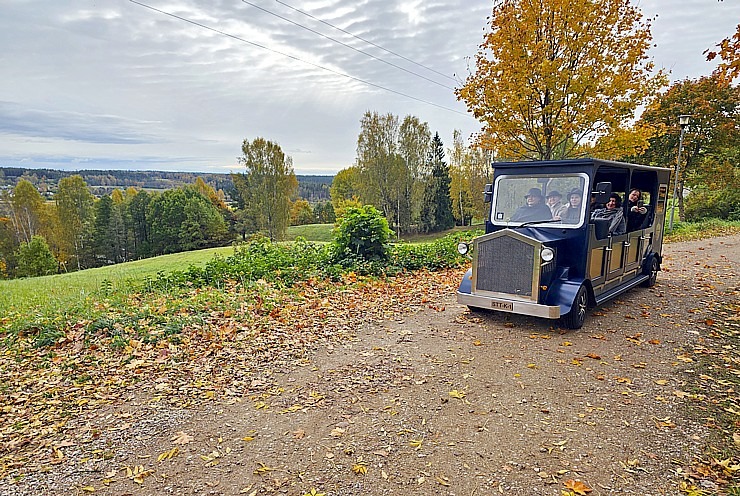 «Kandavas vīna nams» piedāvā izbraucienus ar retro auto «Zīle» – 12 vietīgu auto audio gida pavadījumā  «Kandavas vīna nams» piedāvā izbraucienus ar retro auto «Zīle» – 12 vietīgu auto audio gida pavadījumā 379952