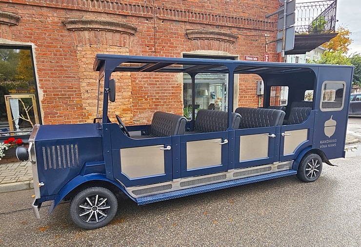 «Kandavas vīna nams» piedāvā izbraucienus ar retro auto «Zīle» – 12 vietīgu auto audio gida pavadījumā  «Kandavas vīna nams» piedāvā izbraucienus ar retro auto «Zīle» – 12 vietīgu auto audio gida pavadījumā 379935