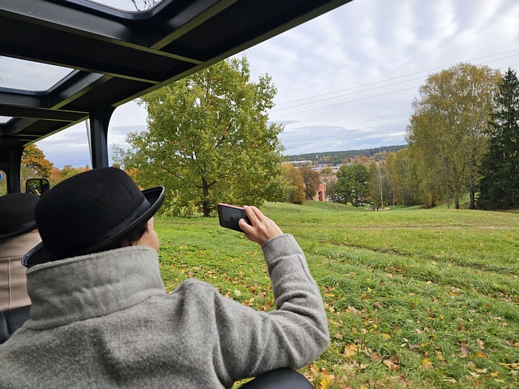 «Kandavas vīna nams» piedāvā izbraucienus ar retro auto «Zīle» – 12 vietīgu auto audio gida pavadījumā  «Kandavas vīna nams» piedāvā izbraucienus ar retro auto «Zīle» – 12 vietīgu auto audio gida pavadījumā 379955