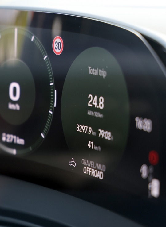 «Cayenne Road Show 2026» ietvaros dažādās trasēs iepazīstam jauno «Porsche Cayenne Electric» un «Porsche 911» modeļus 395291