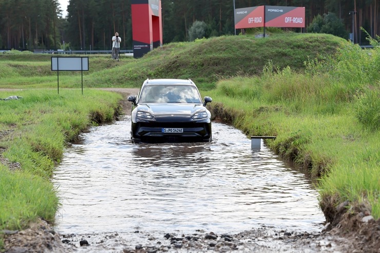 «Cayenne Road Show 2026» ietvaros dažādās trasēs iepazīstam jauno «Porsche Cayenne Electric» un «Porsche 911» modeļus 395293