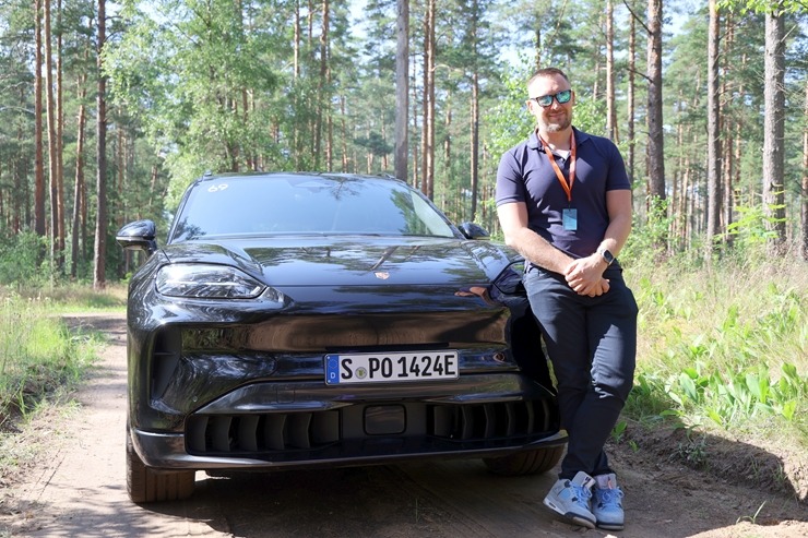 «Cayenne Road Show 2026» ietvaros dažādās trasēs iepazīstam jauno «Porsche Cayenne Electric» un «Porsche 911» modeļus 395294