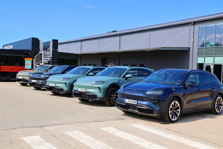 «Cayenne Road Show 2026» ietvaros dažādās trasēs iepazīstam jauno «Porsche Cayenne Electric» un «Porsche 911» modeļus 395280