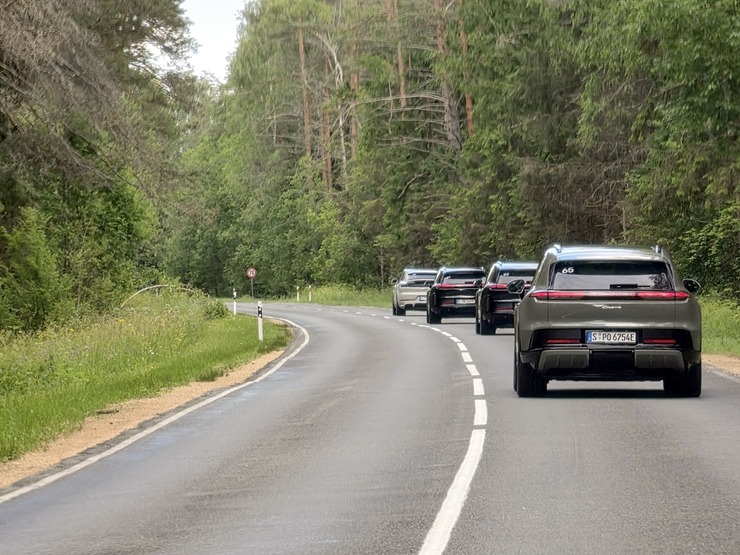 «Cayenne Road Show 2026» ietvaros dažādās trasēs iepazīstam jauno «Porsche Cayenne Electric» un «Porsche 911» modeļus 395300