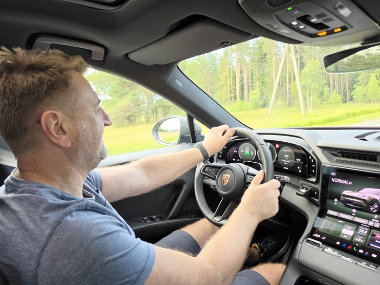 «Cayenne Road Show 2026» ietvaros dažādās trasēs iepazīstam jauno «Porsche Cayenne Electric» un «Porsche 911» modeļus 395302
