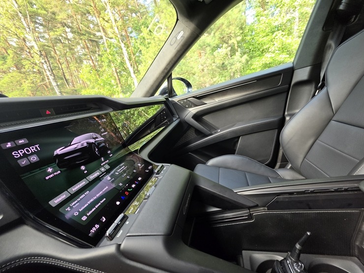 «Cayenne Road Show 2026» ietvaros dažādās trasēs iepazīstam jauno «Porsche Cayenne Electric» un «Porsche 911» modeļus 395306