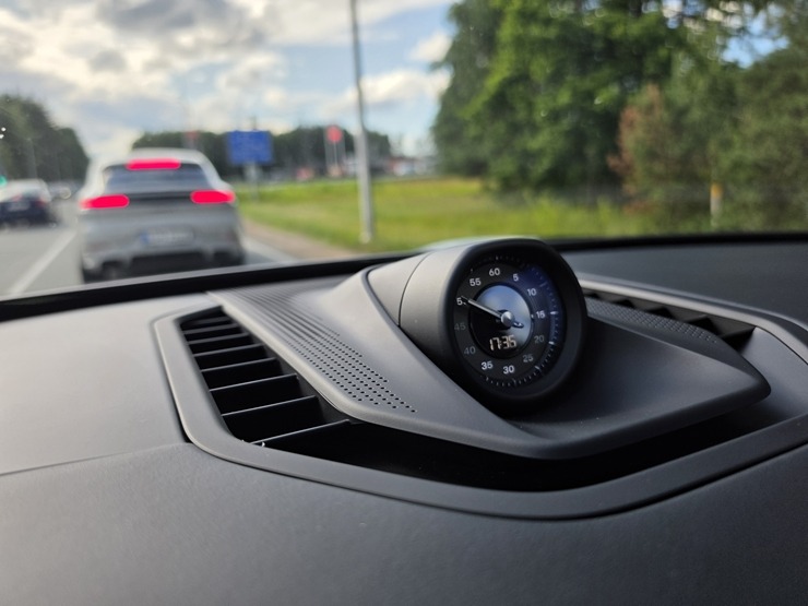 «Cayenne Road Show 2026» ietvaros dažādās trasēs iepazīstam jauno «Porsche Cayenne Electric» un «Porsche 911» modeļus 395308