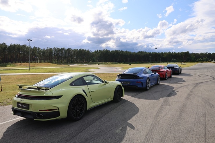 «Cayenne Road Show 2026» ietvaros dažādās trasēs iepazīstam jauno «Porsche Cayenne Electric» un «Porsche 911» modeļus 395310