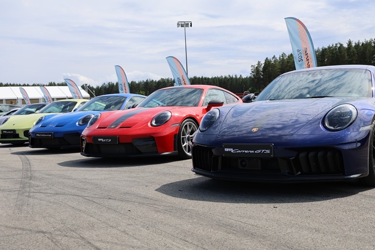 «Cayenne Road Show 2026» ietvaros dažādās trasēs iepazīstam jauno «Porsche Cayenne Electric» un «Porsche 911» modeļus 395282