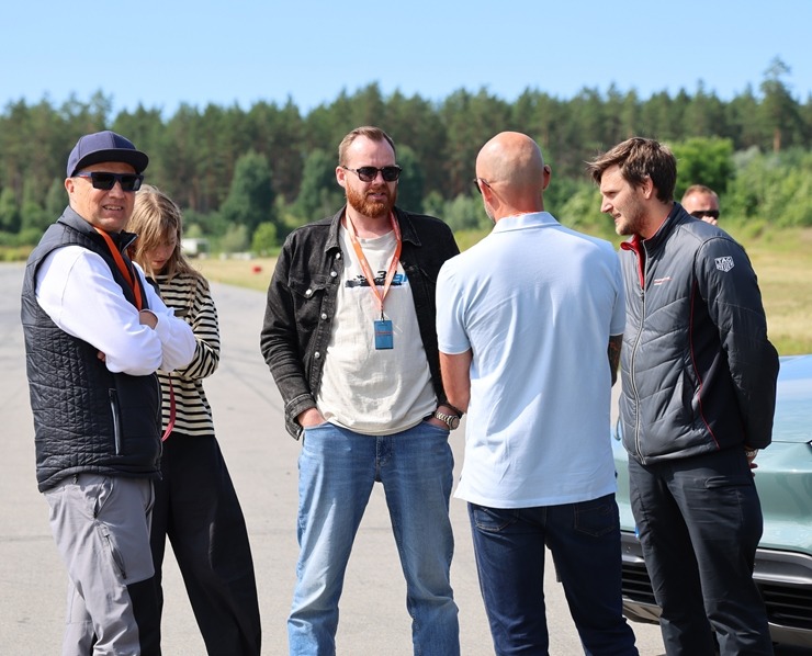 «Cayenne Road Show 2026» ietvaros dažādās trasēs iepazīstam jauno «Porsche Cayenne Electric» un «Porsche 911» modeļus 395324