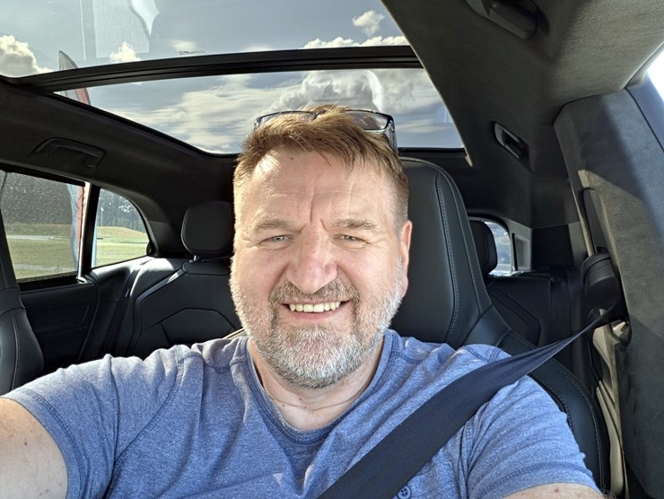 «Cayenne Road Show 2026» ietvaros dažādās trasēs iepazīstam jauno «Porsche Cayenne Electric» un «Porsche 911» modeļus 395284