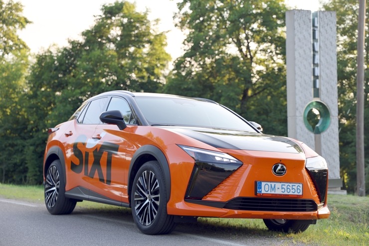 Sadarbībā ar «SIXT Latvia» un «Lexus RZ 500e» (no 855 eiro mēnesī) apceļojam Līvānus 100 gadu jubilejā 395811