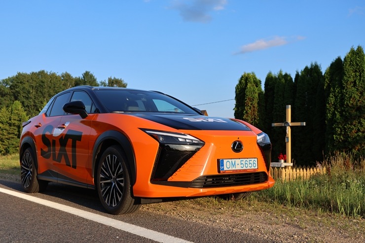 Sadarbībā ar «SIXT Latvia» un «Lexus RZ 500e» (no 855 eiro mēnesī) apceļojam Līvānus 100 gadu jubilejā 395812