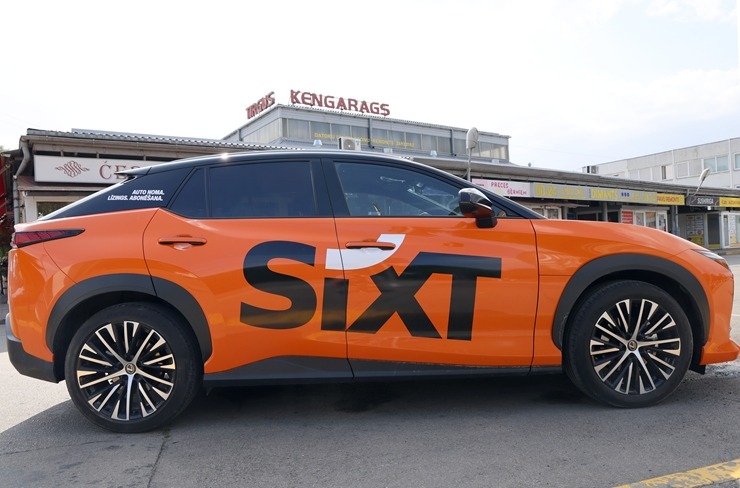 Sadarbībā ar «SIXT Latvia» un «Lexus RZ 500e» (no 850 eiro mēnesī) iepazīstam Ķengaraga režģotos logus 395909