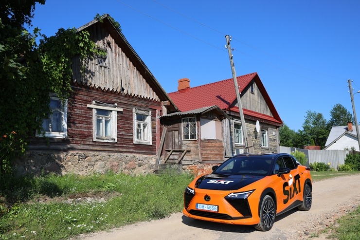 Sadarbībā ar «SIXT Latvia» un «Lexus RZ 500e» (no 850 eiro mēnesī) apceļojam Krāslavas novadā 395963