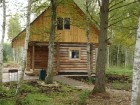 Blakus mājai klusā birzē Cirmas ezera krastā atrodas Krievu pirts 9