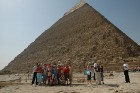 Tūristu grupa Gīzas piramīdu pakājē 13