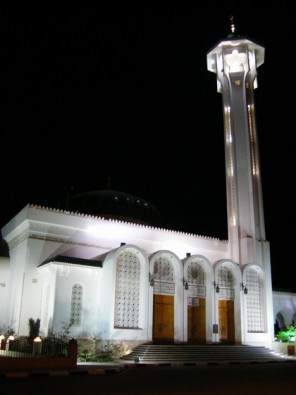 Mošeja Mumbarak atrodas Šarm el Šeihā. Tūristus iekšā nelaiž, bet vakaros atļauj ieskatīties tempļa logos 19937