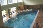 Spa centrā atrodas arī baseinu komplekss. Viesiem tiek piedāvāti minerālūdeņa baseins, attīrīšanās vannas, akmens taciņas pēdu terapijas 12