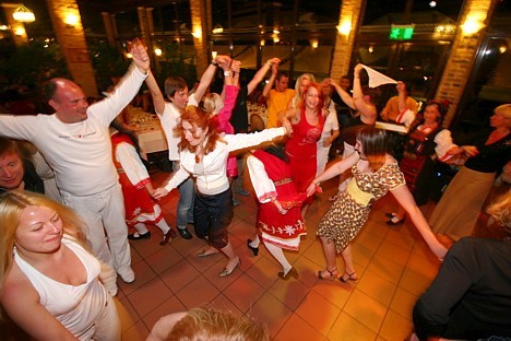 Arī vakara viesi tiek iesaistīti grieķu dejas apguvē 22367