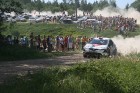 Drošībnieks ar svilpi ziņo par sacīkšu automašīnas tuvošanos 9