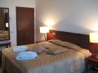 Viesiem ir pieejami arī divi apartamenta tipa numuriņi. Šajos numuriņos ir kamīns, pie kura var pasēdēt un atpūsties vakarā, liela vanna, kā arī plaša 8