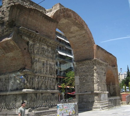 Pilsētas centrā atrodas imperatora Galerija Triumfa arka. Šodien Saloniki ir ziedoša, trokšņaina un zaļumiem bagāta pilsēta ar mūsdienīgiem namiem un  23475
