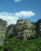 Klinšu virsotnēs, kā nesasniedzamas ērgļu ligzdas, ir izvietojušies Meteoras klosteri 12