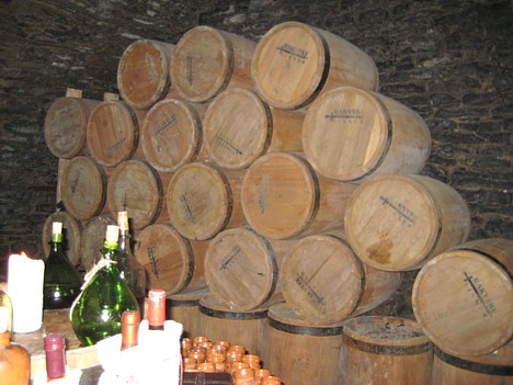 Vīna pagrabs, kurā apmeklētāji var nobaudīt dažādu šķirņu vīnus 25542