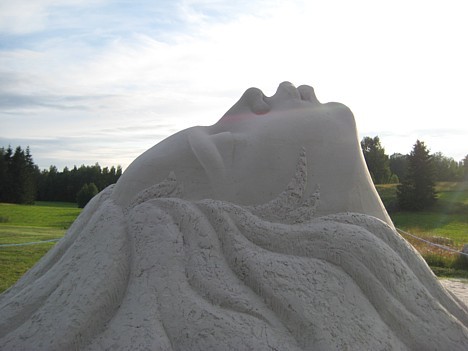 Latviešu mākslinieka smilšu skulptūra atradusi sev vietu Lielā Munameģa pakājē 25593