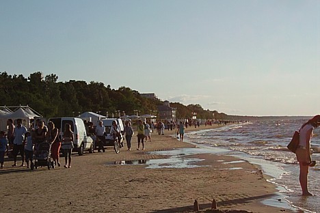 Šajās dienās pludmale pārvērtusies un sauļojošos cilvēkus te redz tikai nomaļākās vietās 25612