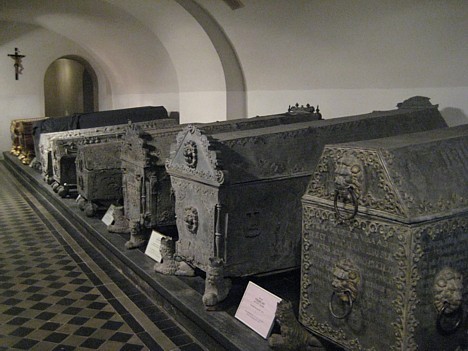 Šī īpašā apbedījumu vieta ir veidojusies divu gadsimtu laikā. Kopumā ir apskatāmi 18 sarkofāgi 26001