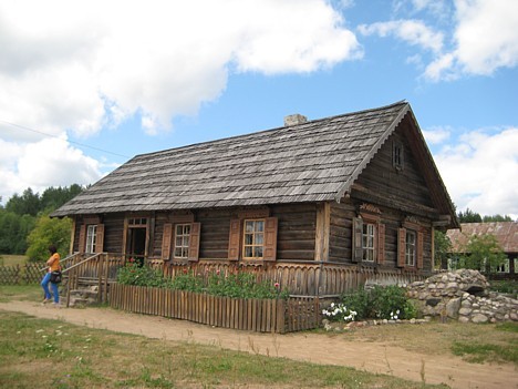 Slutišķu vecticībnieku māja atrodas Slutišķu ciemā, Naujenes pagastā, Daugavpils rajonā pašā Daugavas krastā 26273