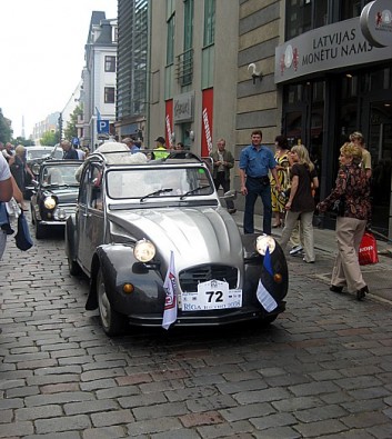 Vecrīgā tikmēr norisinājās Retro mašīnu parāde. Tās devās parādes izbraucienā no Rīgas Motormuzeja uz Vecrīgu 26548
