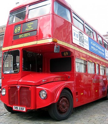 Visu uzmanību noteikti piesaistīja arī Londonā kādreiz populārais divstāvu autobuss 26557