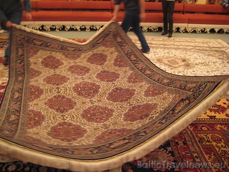 my edge Human race Zīda tepiķi spēj mainīt arī savu nokrāsu Turcija > Denizli > Carpet Weaving  center, :2159