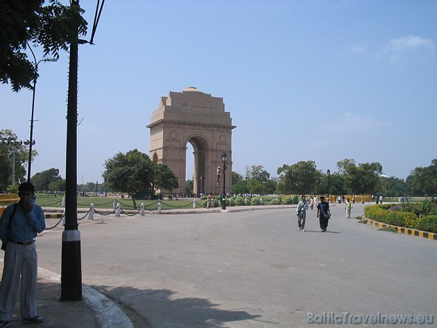 Indijas vārti. Deli – Indijas galvaspilsēta, viena no vecākajām pilsētām uz Zemes - tilts starp Austrumiem un Rietumiem. 42 metrus augstā Triumfa arka 30255