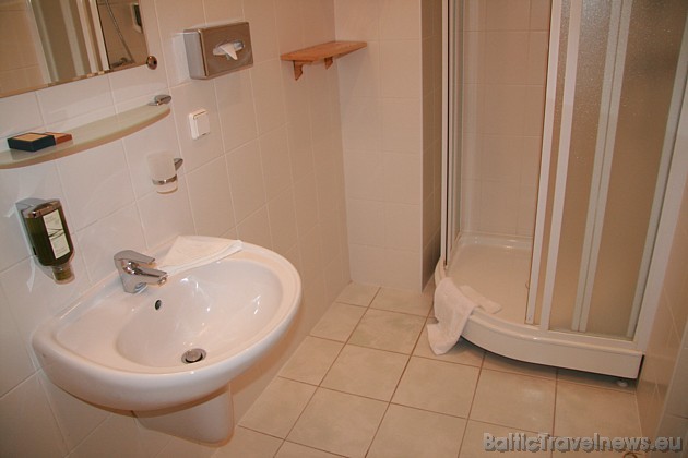 Atšķirībā no numura iekārtojuma - dušas telpa ir tipiski standartiska 31356