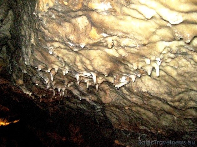 Alās var apbrīnot stalaktītu un stalagmātu brīnumainās formas un krāsas 32785