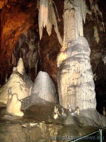 Stalaktītu un stalagmātu brīnumainās formas un krāsas 32817