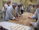 Maiznieku ekspedīcijas ietvaros tūristiem tiek piedāvāts arī pašiem iemēģināt roku maizes kukulīša veidošana 8