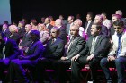 Rīgas deputātu kandidāti aktīvi aplaudēja un patriotiski cēlās kājās, lai atbalstītu Aināra Šlesera komandas idejas vai veiksmīgi padarītos darbus 11